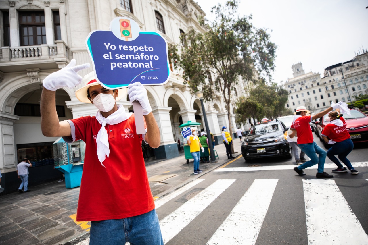 Fantásticos viales de Lima concientizan a ciudadanos al ritmo de valses y marinera