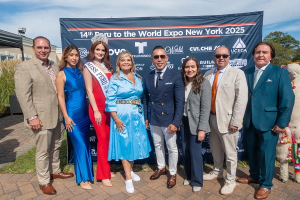 Juan Chipoco recibe doble homenaje  del Congreso Peruano