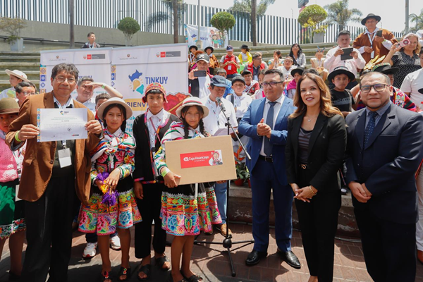 Estudiantes de Áncash presentan sombrero elaborado con lana y harina de maíz en el Tinkuy 2025