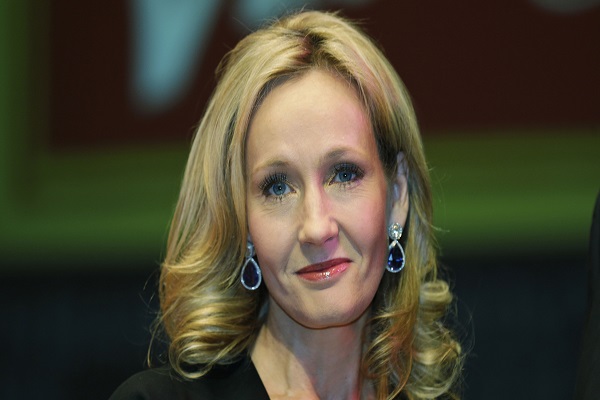 Escuela británica retira nombre de autora de Harry Potter de un edificio tras ser acusada de transfobia