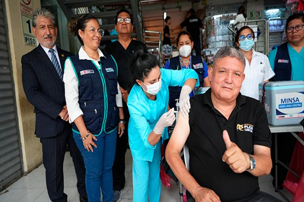 Cientos de comerciantes de Mesa Redonda y alrededores del Mercado Central de Lima completaron sus vacunas tras campaña del Minsa