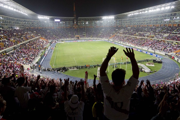 “Con 100% de aforo en el fútbol, el Gobierno le está dando al pueblo pan y circo”