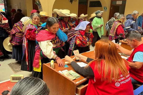 Midis a través de Pensión 65 despliega “carritos y avioncitos pagadores” en 240 localidades alejadas de 16 departamentos del país