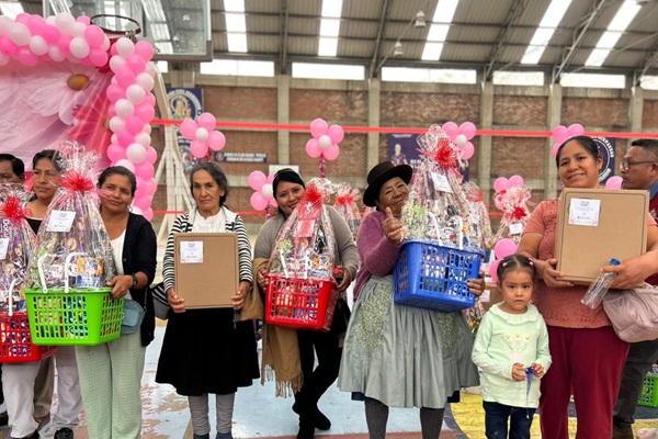 Más de tres mil mamitas celebran el Día de la Madre con juegos y regalos en Pachacámac
