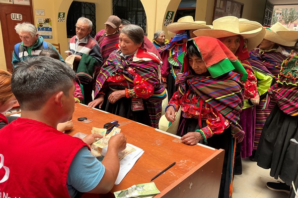 Midis inicia pagos en zonas distantes de 16 regiones con los ‘carritos y avioncitos pagadores’ a los usuarios de Pensión 65