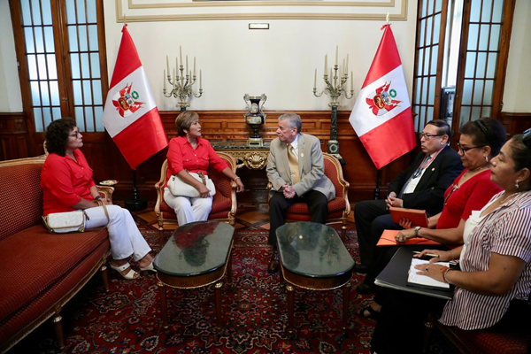 Presidente encargado del Congreso recibe a asociaciones de policías femeninas