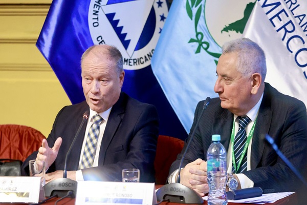 Poner barreras económicas ocasiona perjuicio a la industria de los países, afirma el parlamentario andino Juan Carlos Ramírez 
