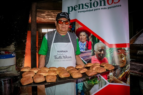 Pensión 65: panadero de 69 años enriquece su masa con el ritmo y melodía de su violín
