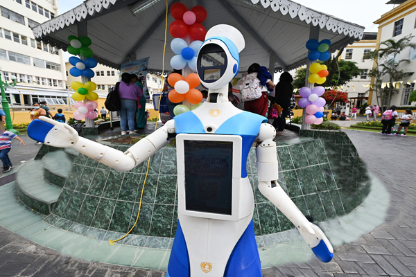 INSN Breña: Robot enfermera con IA orienta al público sobre vacunación