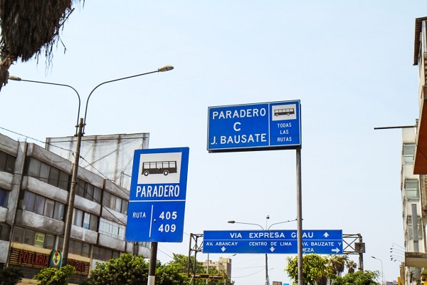 MUNICIPALIDAD DE LIMA MEJORA LA SEGURIDAD VIAL CON LA LIMPIEZA DE SEÑALES DE TRÁNSITO