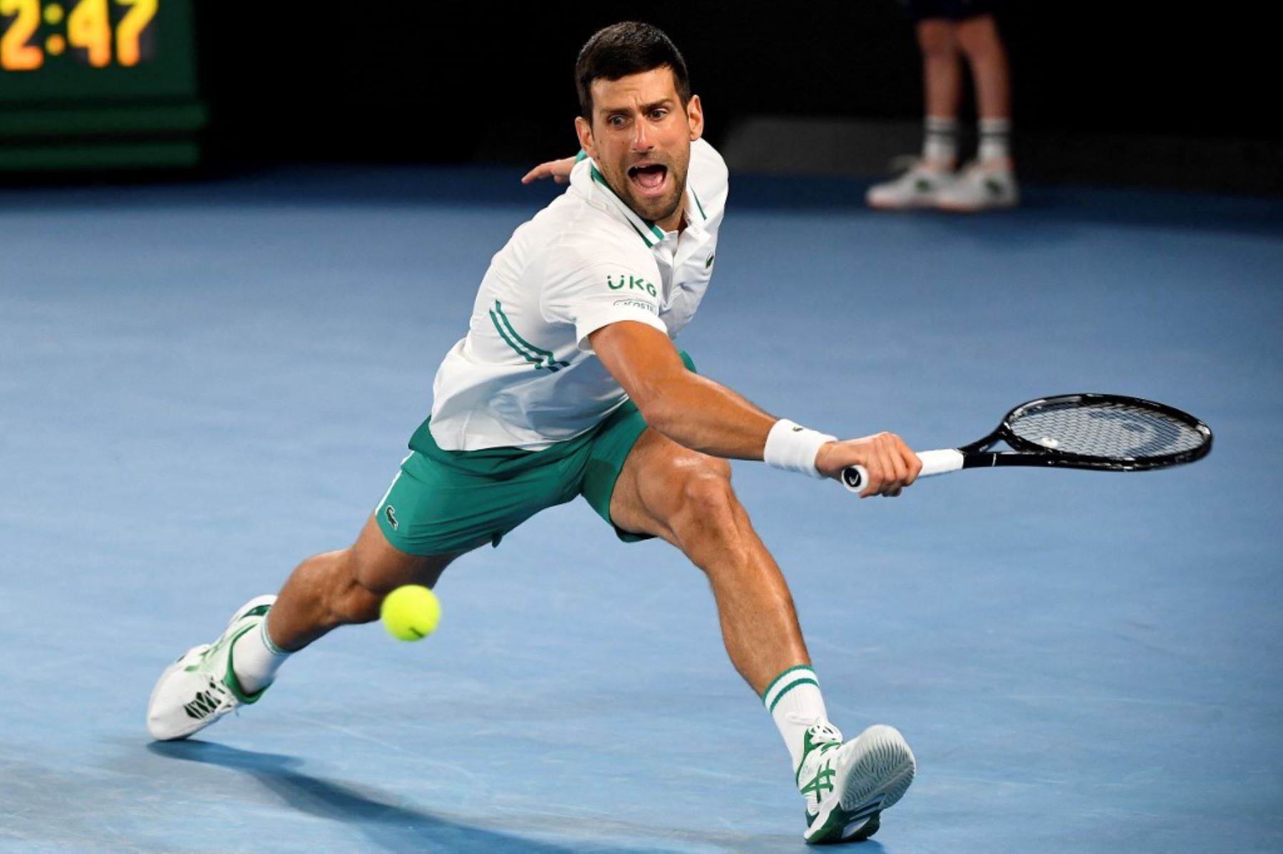 Djokovic resiste el dolor y vence a Raonic en octavos de Australia