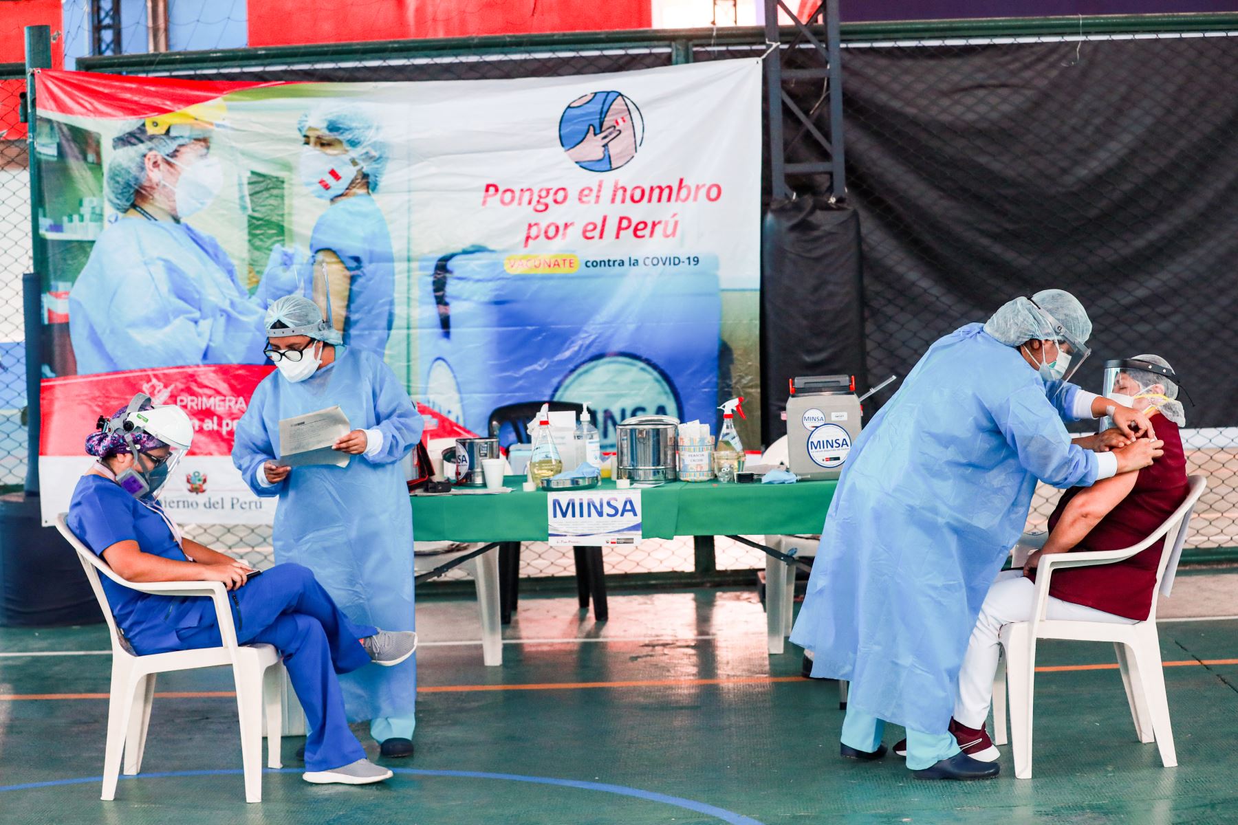 Covid-19: Hospital Santa Rosa inició proceso de vacunación a su personal sanitario