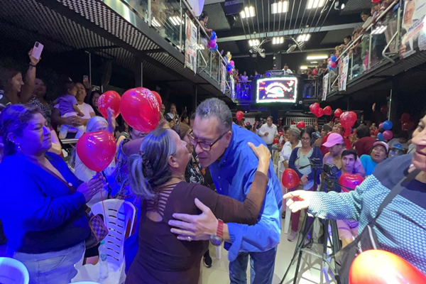 Phillip Butters rinde homenaje a las madres de Avanza País
