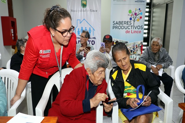 Midis: adultos mayores de Pensión 65  aprenden a hacer videollamadas e iniciar chats para estar conectados con sus familias