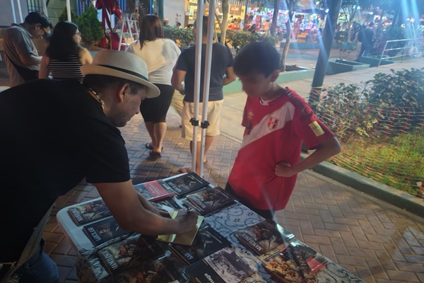 Exitosa feria de escritores en Salamanca de Monterrico