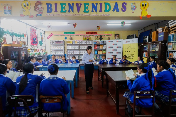 Minedu inicia distribución nacional de libros de autores peruanos en colegio de Barrios Altos