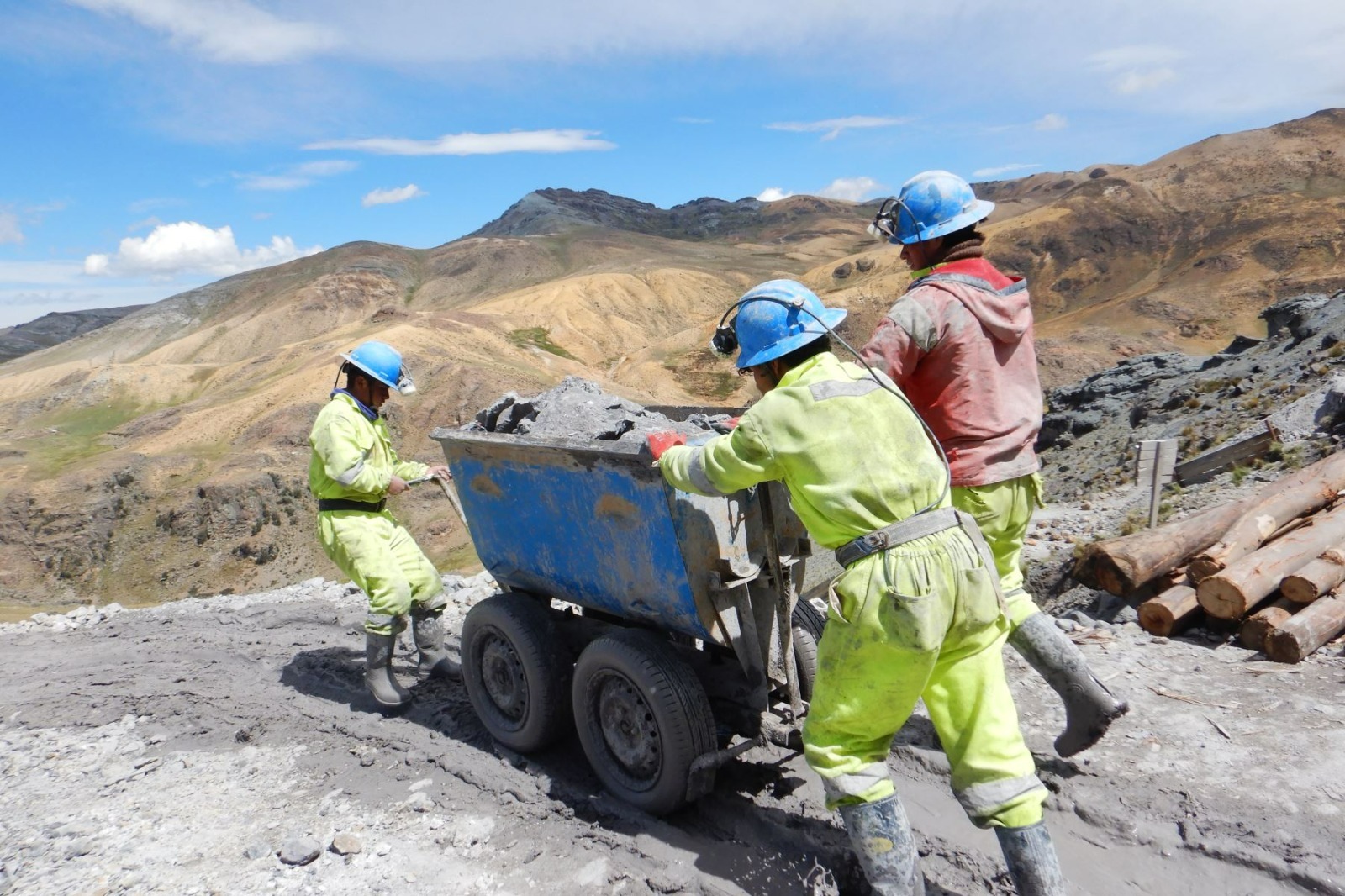Jimena Sologuren: La minería artesanal es una fuerza importante para el desarrollo del país