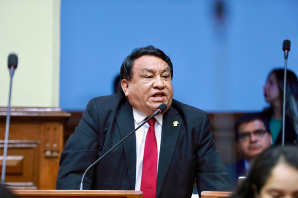 Exigen a ministro de Energía y minas explicaciones por escasez de gas natural