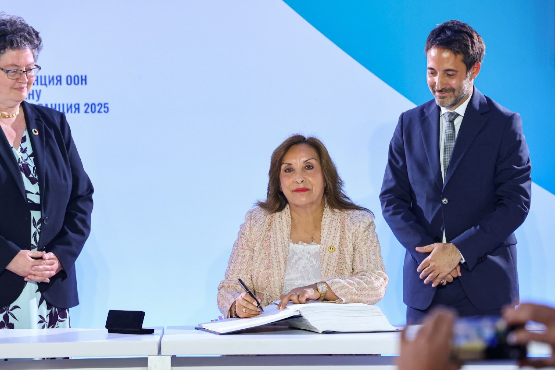 Dina Boluarte denunciada por traición a la patria luego de firmar acuerdo de Alta Mar en Francia