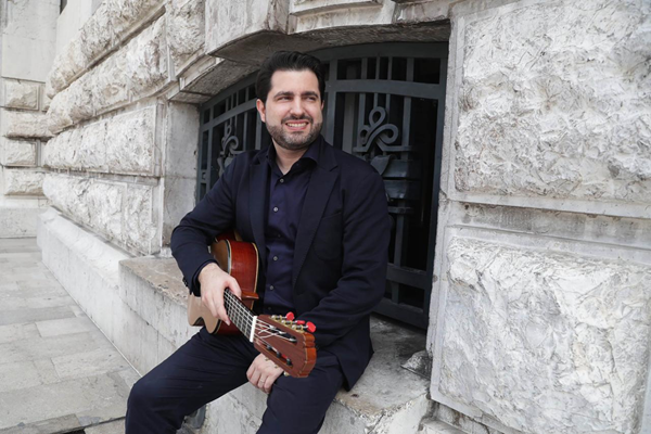 Rafael Aguirre: La guitarra que hará latir  al Teatro Municipal de Lima