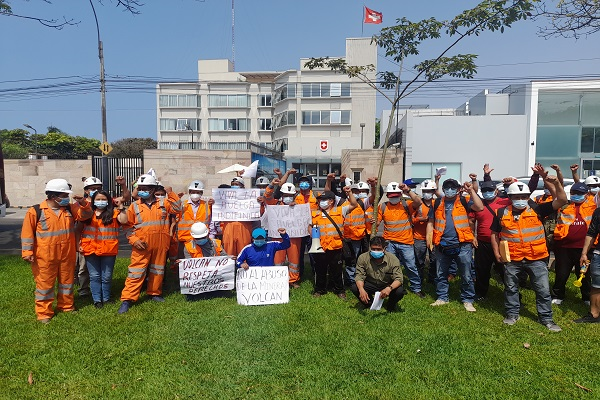 Mineros de Andaychagua realizaron plantón en el frontis de la embajada de Suiza