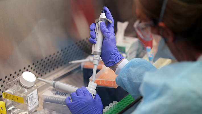 EE.UU. superó las 300 mil muertes por covid-19 en la misma jornada en la que empezó a administrar la vacuna