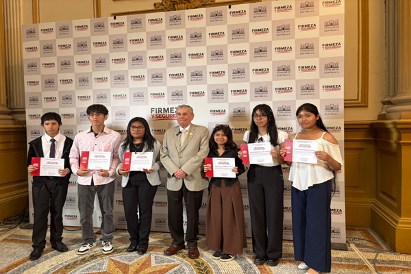 Rospigliosi premia a ganadores del Concurso de Pintura Juvenil “Lima Pinta Bien”