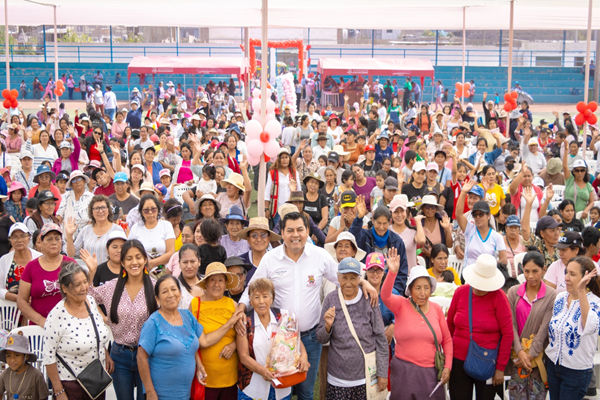 Más de 10,000 mamás fueron agasajadas en Pachacámac por su día