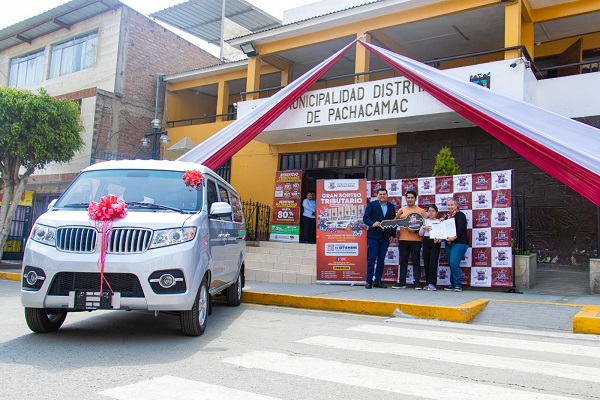 Vecino de Manchay Alto se llevó minivan entregada por el alcalde de Pachacámac Enrique Cabrera