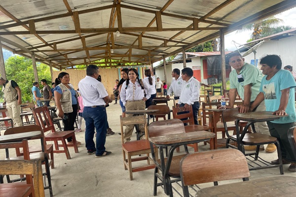 Alumnos de Huánuco estudian  en medio de un cementerio