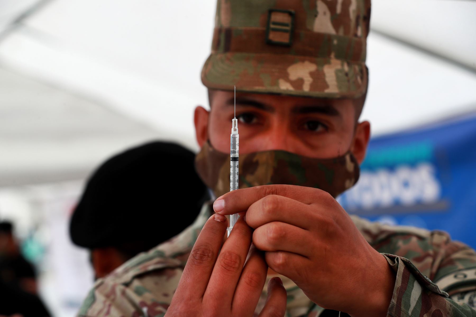 10 mil efectivos de las FFAA ya se capacitan para aplicar vacuna contra el covid