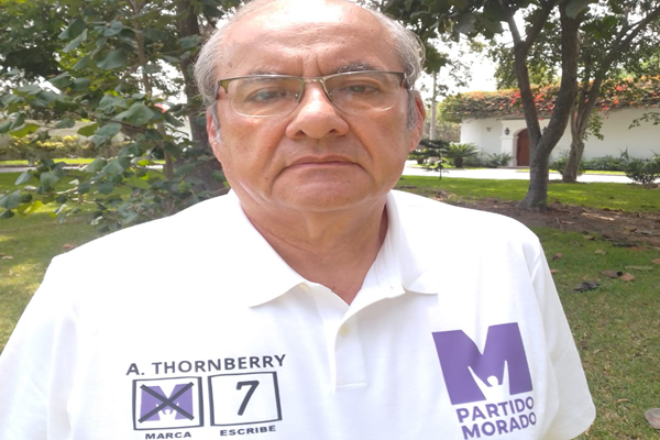 “Para los jóvenes, que entran a un mundo nuevo y muchas veces hostil, la poesía ofrece la posibilidad de re-crear la realidad y hacerla, por ese medio, más fácil de aceptar”