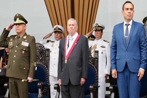 Rospigliosi participó en afirmado del Pabellón Nacional en dos patrulleras marítimas