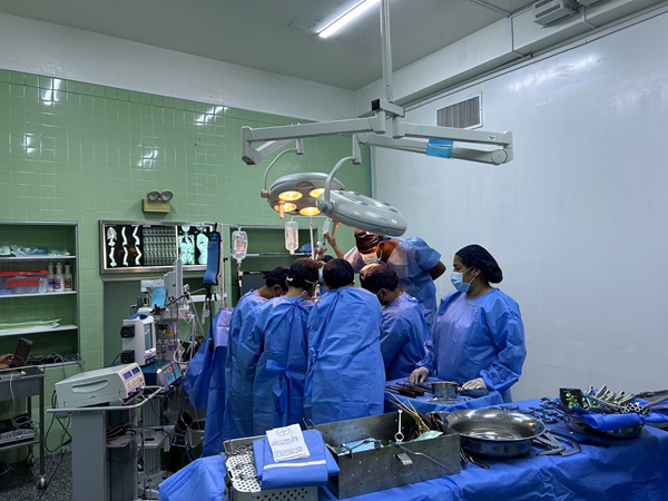Triunfo médico: paciente vuelve a caminar después de 27 años gracias a operación de columna
