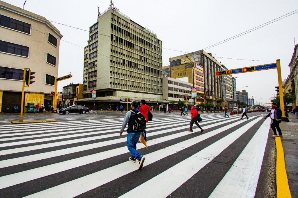 MML realiza el mantenimiento de la señalización vial en la av. Abancay