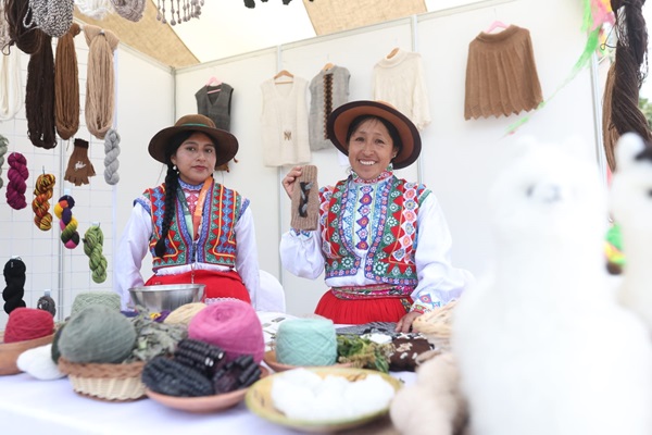 Gobierno a través del Midagri promueve consumo de prendas de hilo de alpaca en el Primer Salón Nacional Artesanal de Camélidos “Hilamos Perú”