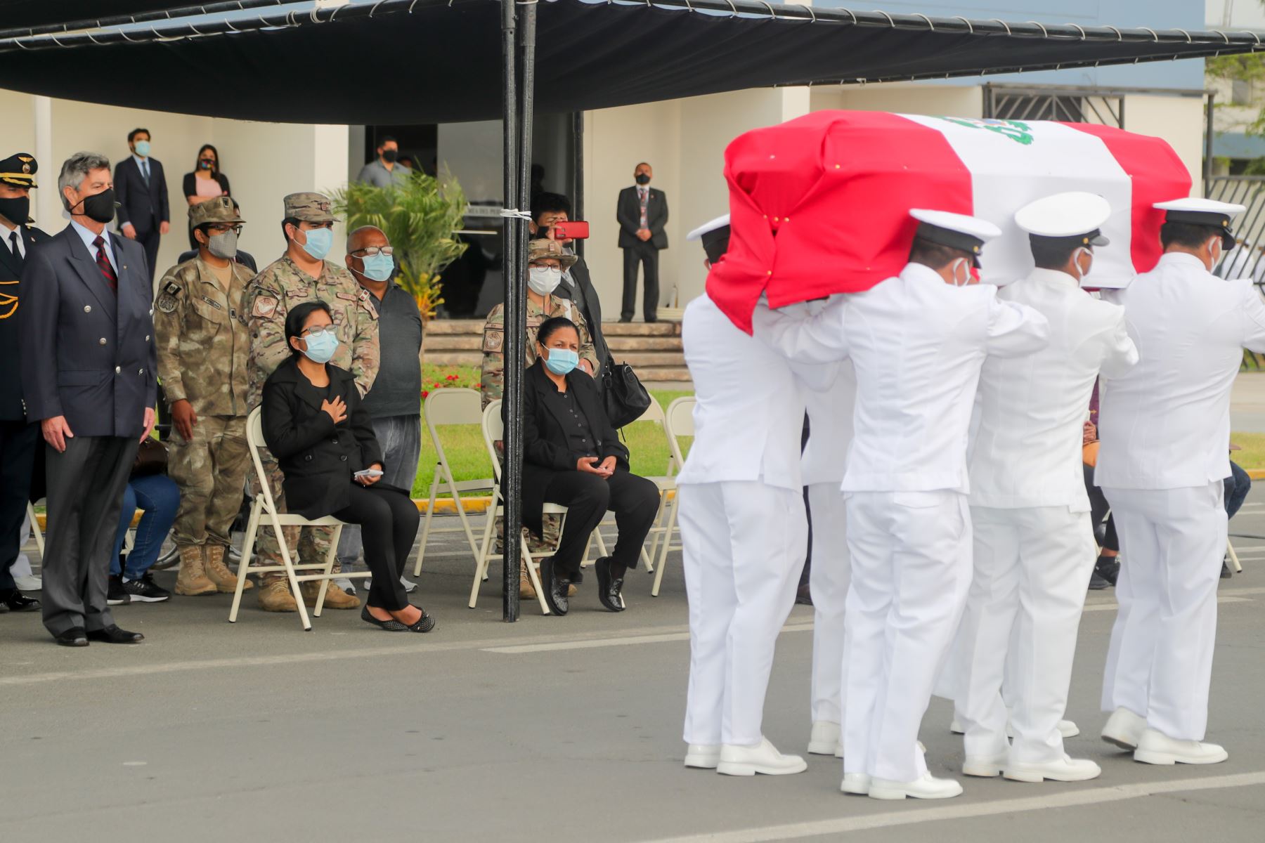 Presidente Sagasti recibe cuerpo de oficial fallecido en el Vraem