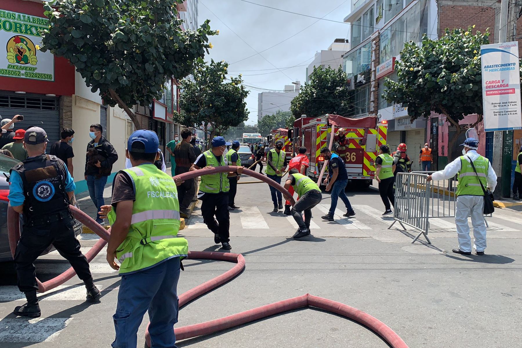 Magdalena: fuerte incendio se registra en una distribuidora de plástico