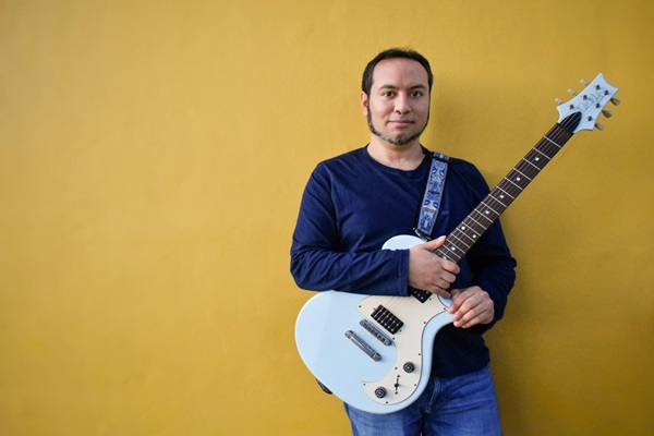 Aarón Alva relanza su EP Valiente: una segunda vida para un disco nacido en tiempos inciertos