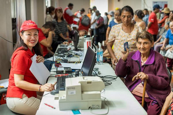 Barrios Altos: usuarios de Pensión 65 reciben tarjetas de  débito y aprenden a usarlas en agentes corresponsales