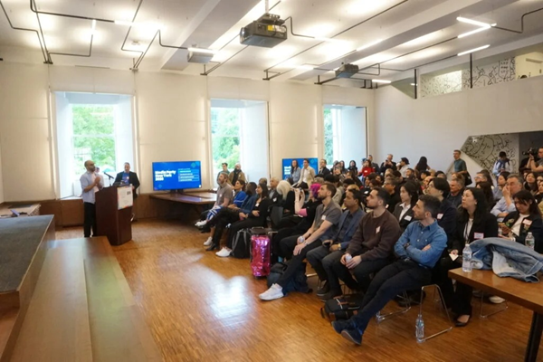 Periodista peruano presenta ecosistema de IA en el Pulitzer Hall de Columbia University 