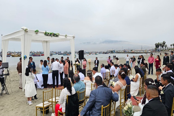Con motivo del 151° aniversario de Ancón 50 parejas sellaron su amor a orillas del mar en matrimonio civil comunitario gratuito