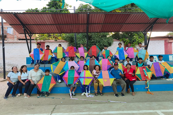 Estudiantes de Tumbes aprenden armar cometas y revalorar juegos tradicionales con usuarios de Pensión 65