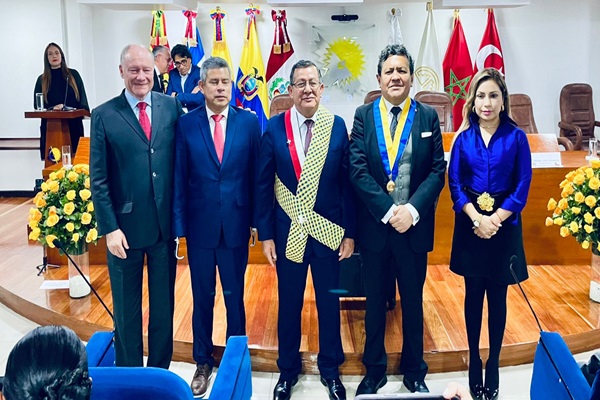 Parlamento Andino condecoró a Eduardo Salhuana por su apoyo a la integración regional